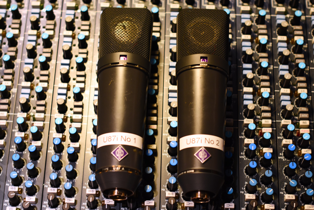 Two Neumann U87i condenser microphones